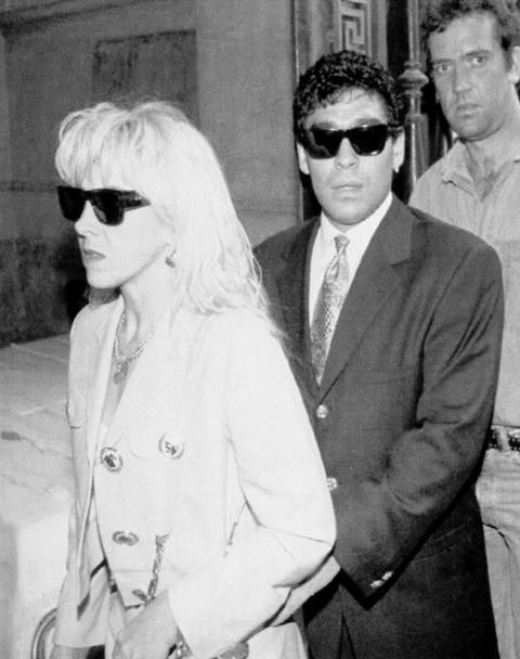Al tribunale di Buenos Aires, con la moglie Claudia Argentina, il 14 dicembre 1992 dopo l&#39;ordinanza di un giudice locale a sottoporsi a un periodico check-up medico per verificare il non utilizzo di droghe. (Ap)